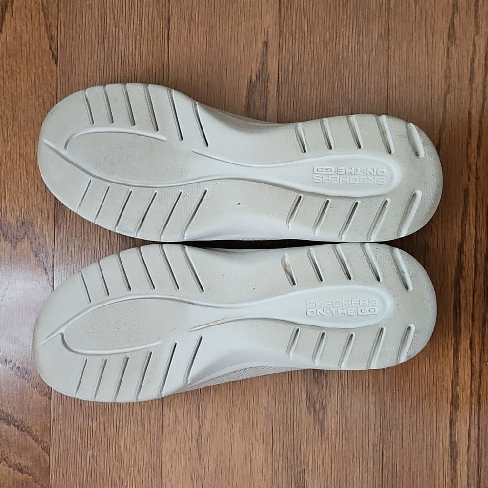 🎉HP🎉 Skechers Women's Slip-Ins - Light Gray Shoes - Picture 2 of 5